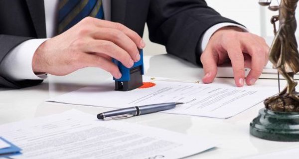 Công chứng hợp đồng mua bán xe ô tô, xe máy cần những gì?