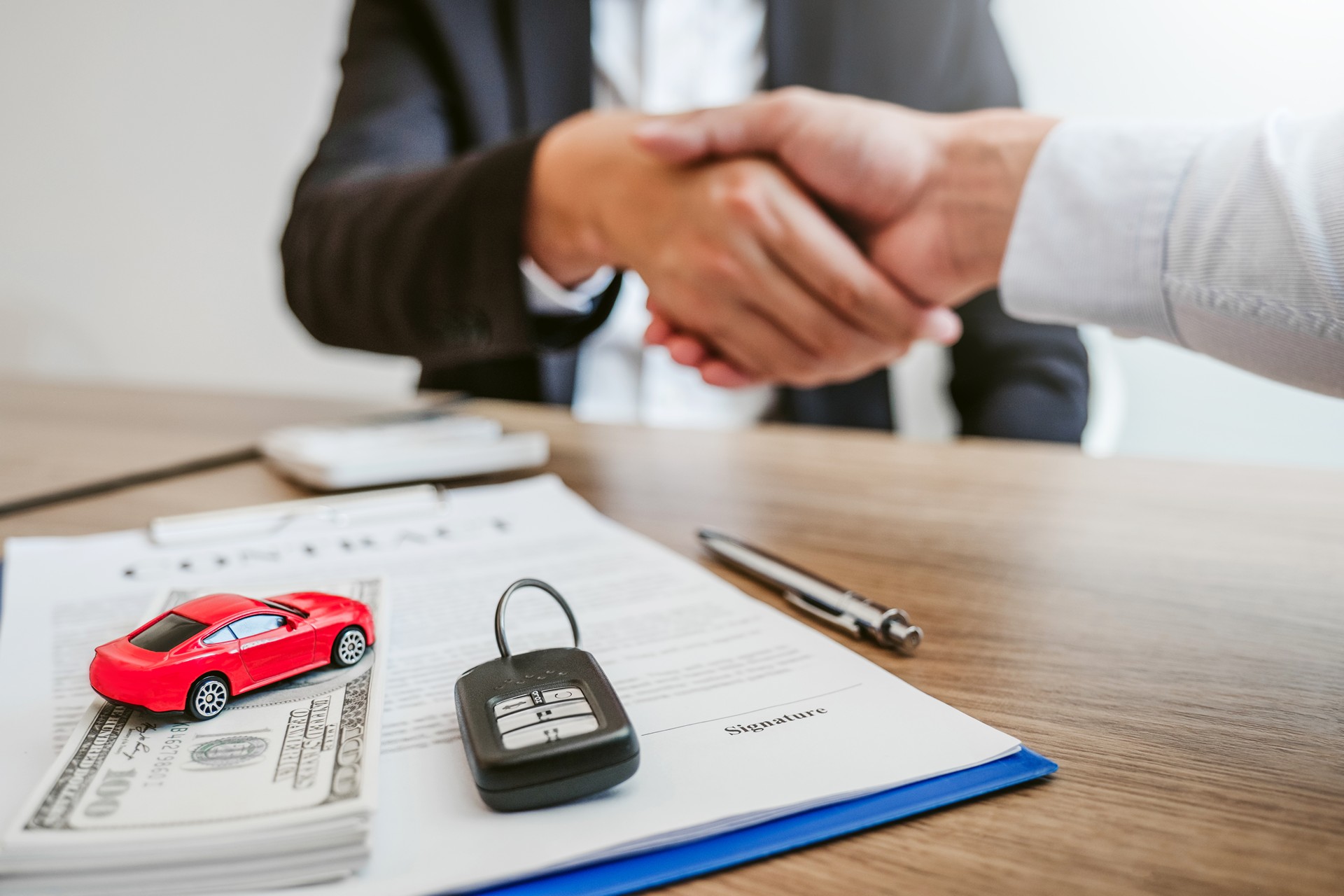 Công chứng hợp đồng mua bán xe ô tô, xe máy cần những gì?