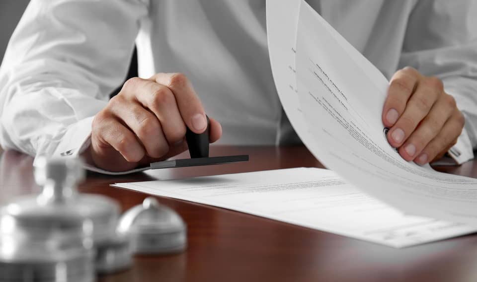 Công chứng giấy vay tiền: Lợi ích và những điểm cần lưu ý