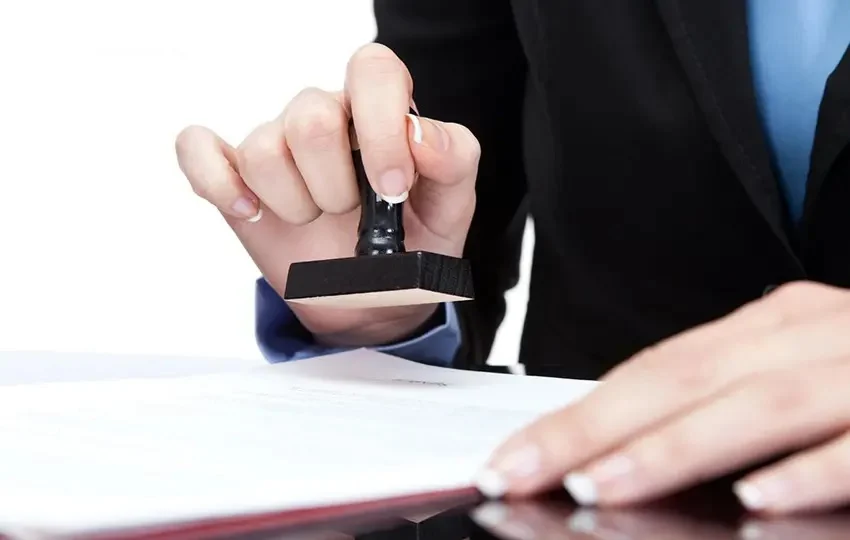 Công chứng hợp đồng mua bán xe: Có bắt buộc không?